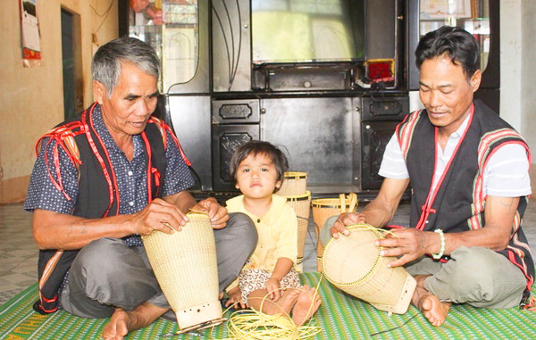 Gà làng Rơ Lan Hào (làng Hăng Ring, thị trấn Chư Sê, huyện Chư Sê, bên trái ảnh) luôn gần gũi thế hệ trẻ trong làng. Ảnh: Trần Dung