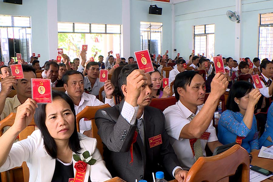  Đại biểu dự Đại hội Đảng bộ thị trấn Phú Thiện nhiệm kỳ 2020-2025 biểu quyết các chỉ tiêu. Ảnh: M.N