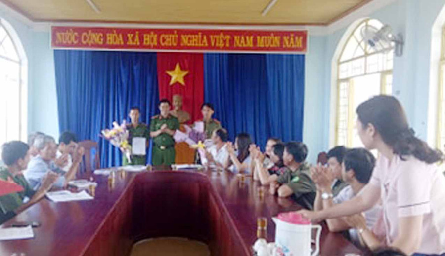 Đại diện lãnh đạo Công an TP. Pleiku thừa ủy quyền của Giám đốc Công an tỉnh Gia Lai trao quyết định cho 2 đồng chí Phó Trưởng Công an và Công an viên xã Trà Đa. Ảnh: Hà Phương Đại diện lãnh đạo Công an TP. Pleiku thừa ủy quyền của Giám đốc Công an tỉnh Gia Lai trao quyết định cho 2 đồng chí Phó Trưởng Công an và Công an viên xã Trà Đa. Ảnh: Hà Phương