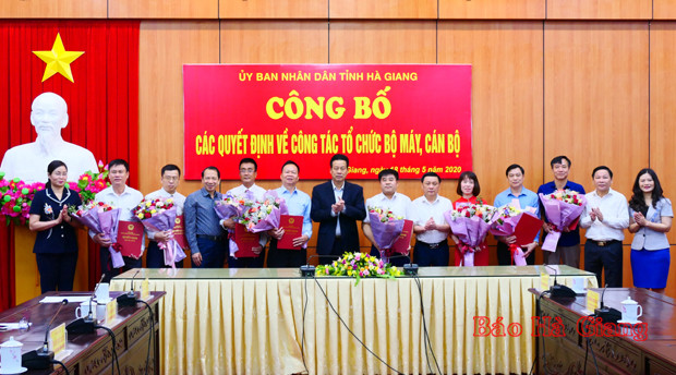 Chủ tịch UBND tỉnh Hà Giang Nguyễn Văn Sơn trao quyết định và chúc mừng các cán bộ được bổ nhiệm chức vụ mới.
