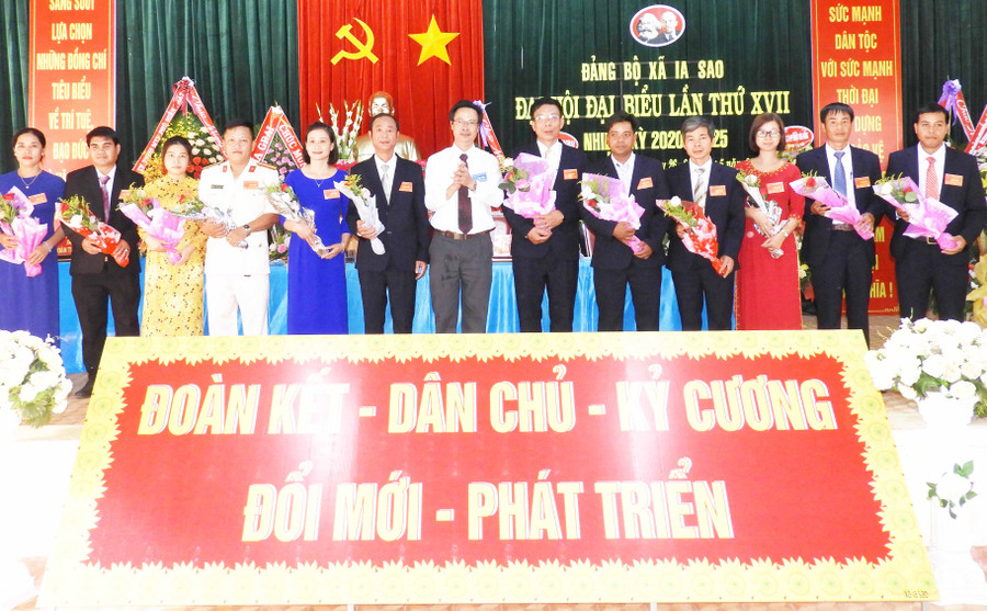 Ban Chấp hành Đảng bộ xã Ia Sao khoá XVII ra mắt và nhận nhiệm vụ tại đại hội. Ảnh: Thanh Nhật Ban Chấp hành Đảng bộ xã Ia Sao khoá XVII ra mắt và nhận nhiệm vụ tại đại hội. Ảnh: Thanh Nhật