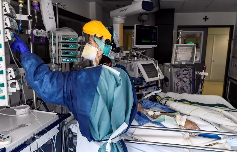 Nhân viên y tế chăm sóc bệnh nhân COVID-19 tại bệnh viện ở Sint-Truiden, Bỉ ngày 17/4/2020. (Ảnh: AFP/ TTXVN)