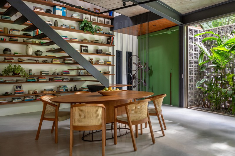 Vốn là người thích sưu tầm đồ cổ và sách nên chủ nhà lắp đặt kệ bằng gỗ để trưng bày.