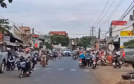  Nhiều người dân hiếu kỳ đến khu vực nhà riêng của nghi phạm Đỗ Ngọc Minh theo dõi cơ quan chức năng khám nghiệm