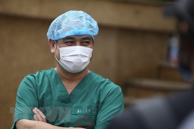 Bác sỹ Nguyễn Trung Cấp, Trưởng khoa Cấp cứu, Bệnh viện Bệnh Nhiệt đới Trung ương, người trực tiếp chỉ đạo và điều trị cho các bệnh nhân COVID-19 suốt thời gian qua. (Ảnh: Minh Quyết/TTXVN) Bác sỹ Nguyễn Trung Cấp, Trưởng khoa Cấp cứu, Bệnh viện Bệnh Nhiệt đới Trung ương, người trực tiếp chỉ đạo và điều trị cho các bệnh nhân COVID-19 suốt thời gian qua. (Ảnh: Minh Quyết/TTXVN)