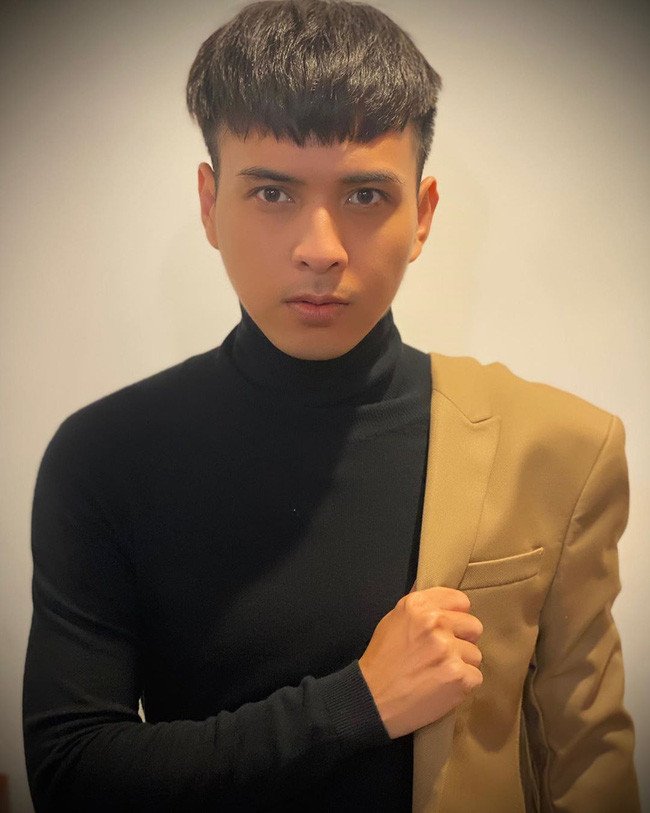 Hồ Quang Hiếu tự tin có thể tán được gái với nhan sắc đẹp trai: “Làm sao anh có thể theo đuổi được em hả? Bằng gương mặt này chứ sao nữa”. Hồ Quang Hiếu tự tin có thể tán được gái với nhan sắc đẹp trai: “Làm sao anh có thể theo đuổi được em hả? Bằng gương mặt này chứ sao nữa”.