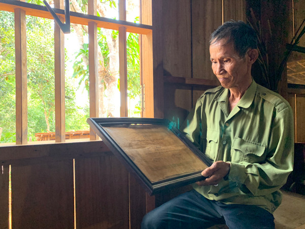  Ông Đinh Văn Đoàn (làng Hà Nừng, xã Sơn Lang, huyện Kbang) bên tấm bằng khen vì có thành tích đóng góp xây Lăng Bác. Ảnh: P.L