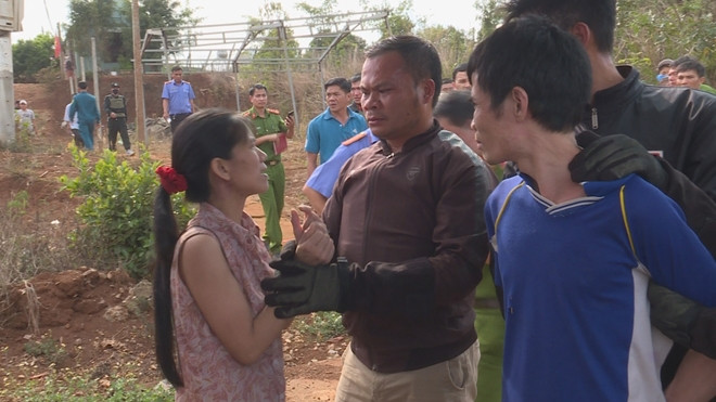 Lực lượng Công an khống chế thành công 2 vợ chồng và đưa 2 cháu nhỏ ra ngoài an toàn