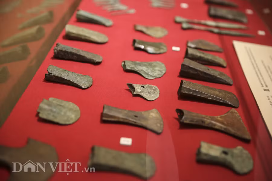  Trên ảnh là các loại lưỡi cuốc đá, rìu tứ giác, bôn tứ giác…Từ những nét đặc trưng về loại hình, kiểu dáng, số lượng, hoa văn trang trí của vũ khí trong văn hóa Đông Sơn, chúng ta sẽ có được cái nhìn tổng thể về sự phát triển trong chính trị - xã hội, trình độ kỹ thuật, văn hóa của cư dân giai đoạn này.
