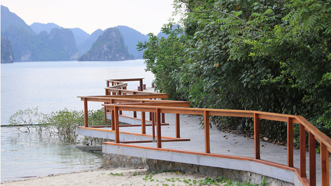 Bãi tắm trên đảo không quá sâu và được quây phao giới hạn nên an toàn với trẻ nhỏ khi vui chơi ẢNH LÃ NGHĨA HIẾU