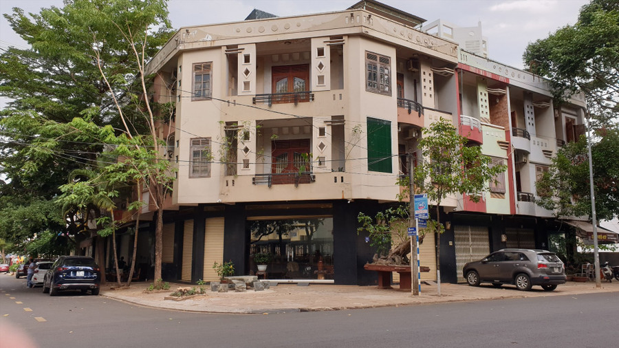 Trong Giấy chứng nhận đầu tư điều chỉnh vào năm 2016, 2017 thể hiện không đưa phần diện tích hơn 3.000 mét vuông điều chỉnh từ đất dịch vụ sang đất ở đô thị để xây dựng nhà ở thương mại vào dự án trung tâm thương mại Phú Xuân. Ảnh: Hữu Long