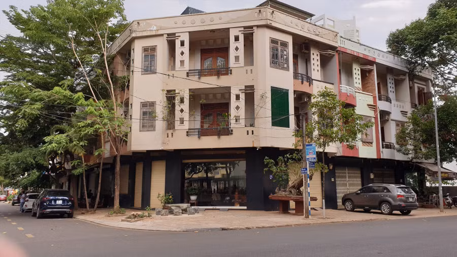 Trong Giấy chứng nhận đầu tư điều chỉnh vào năm 2016, 2017 thể hiện không đưa phần diện tích hơn 3.000 mét vuông điều chỉnh từ đất dịch vụ sang đất ở đô thị để xây dựng nhà ở thương mại vào dự án trung tâm thương mại Phú Xuân. Ảnh: Hữu Long