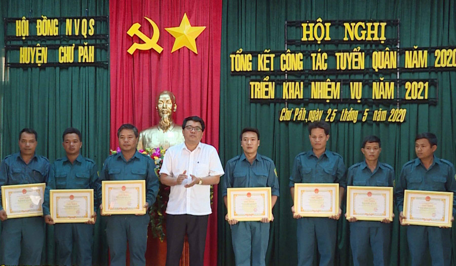 Lãnh đạo UBND huyện Chư Pah khen thưởng cho các tập thể và cá nhân có thành tích xuất sắc trong công tác tuyển chọn và gọi công dân nhập ngũ 2020. Ảnh: Ngọc Sang