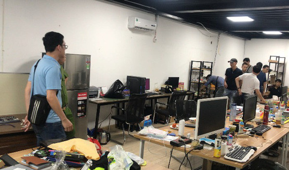 Cảnh sát kiểm tra, thu giữ nhiều máy tính, thiết bị, tài liệu ở đường dây đánh bạc - Ảnh: Công an cung cấp Cảnh sát kiểm tra, thu giữ nhiều máy tính, thiết bị, tài liệu ở đường dây đánh bạc - Ảnh: Công an cung cấp