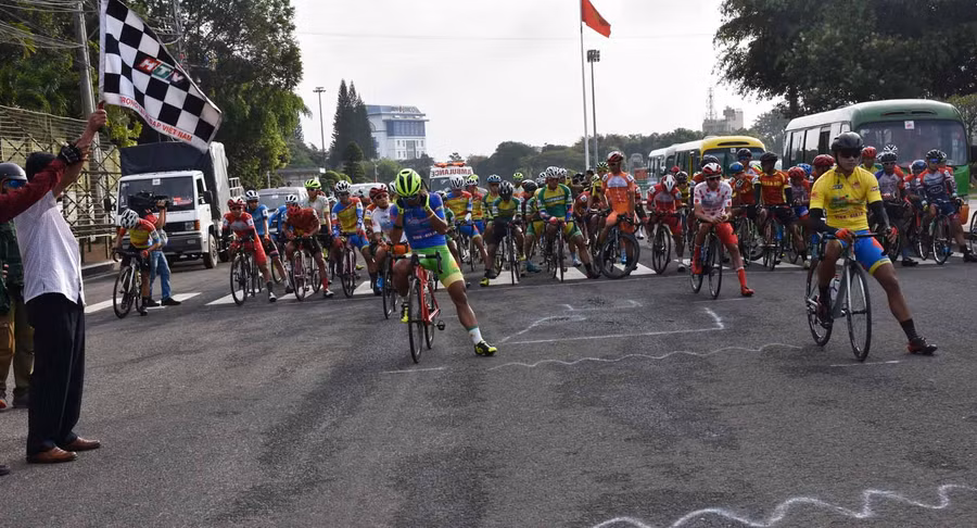 Các cua-rơ đang chuẩn bị xuất phát. Ảnh: Hà Phương