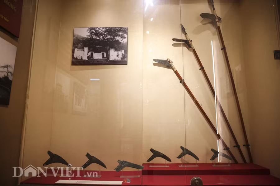  Qua, qua giáo có niên đại thuộc văn hóa Đông Sơn khoảng 2000 – 2500 năm. Đây là một loại vũ khí cận chiến rất nguy hiểm và hiệu quả.