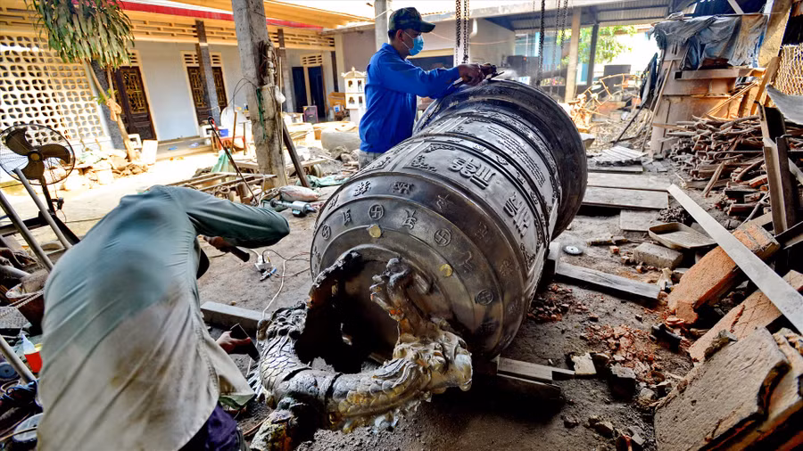 Các nghệ nhân làng nghề Phường Đúc xứ Huế nổi tiếng với kĩ thuật đúc chuông đồng có âm hay, dáng đẹp. Ảnh: Thái Hoàng