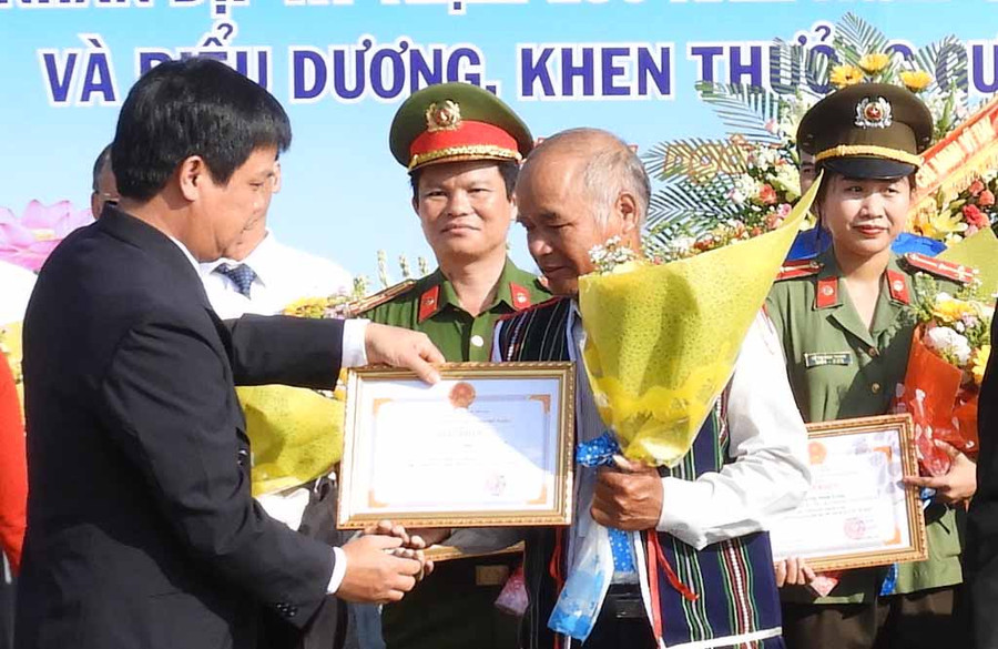 Chủ tịch UBND TP. Pleiku Nguyễn Hữu Quế (trái) tặng giấy khen cho các cá nhân có thành tích xuất sắc trong trong học tập và làm theo tư tưởng, đạo đức, phong cách Hồ Chí Minh. Ảnh: Thanh Nhật