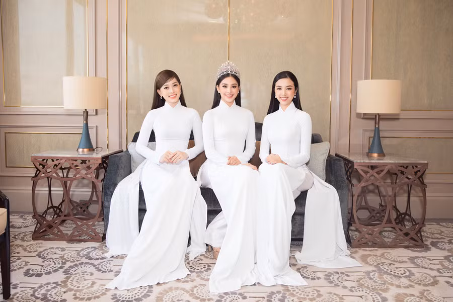 Dàn người đẹp đã lựa chọn áo dài trắng tinh khôi khoe vẻ đẹp dịu dàng, cuốn hút. Thông qua trang phục này, các nàng hậu cũng muốn gửi lời tri ân đến những 