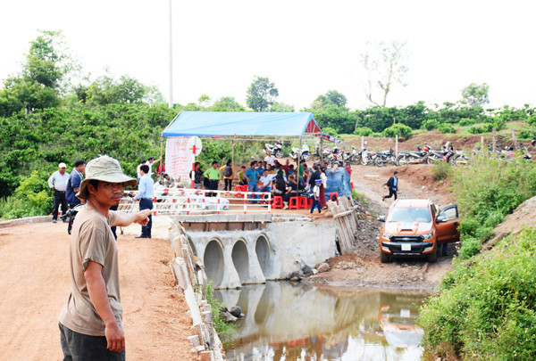 Bà con các xã Hà Bầu, Đak Krong, Nam Yang phấn khởi vì đã có cầu xây kiên cố, không còn sợ nguy hiểm mỗi khi vượt suối đến khu sản xuất. Ảnh: Minh Nguyễn