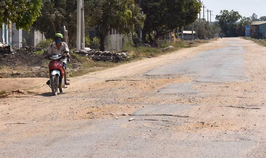 Mặt đường bị bong tróc đá lỏm chỏm nhiều nơi. Ảnh: Hà Phương
