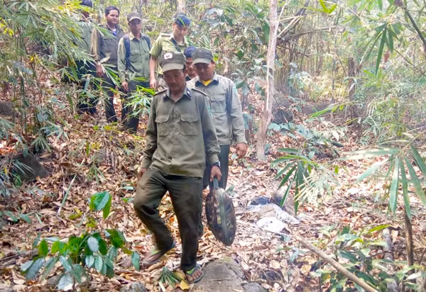 Lực lượng chức năng tuần tra, kiểm soát khu vực rừng giáp ranh. Ảnh: H.N