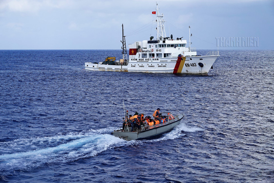  Tàu KN-463 của Chi đội Kiểm ngư 4 làm nhiệm vụ trực bảo vệ chủ quyền, bảo vệ ngư trường - ngư dân khai thác thủy sản... tại khu vực đảo Đá Lớn (Trường Sa, Khánh Hòa). Ảnh: Mai Thanh Hải