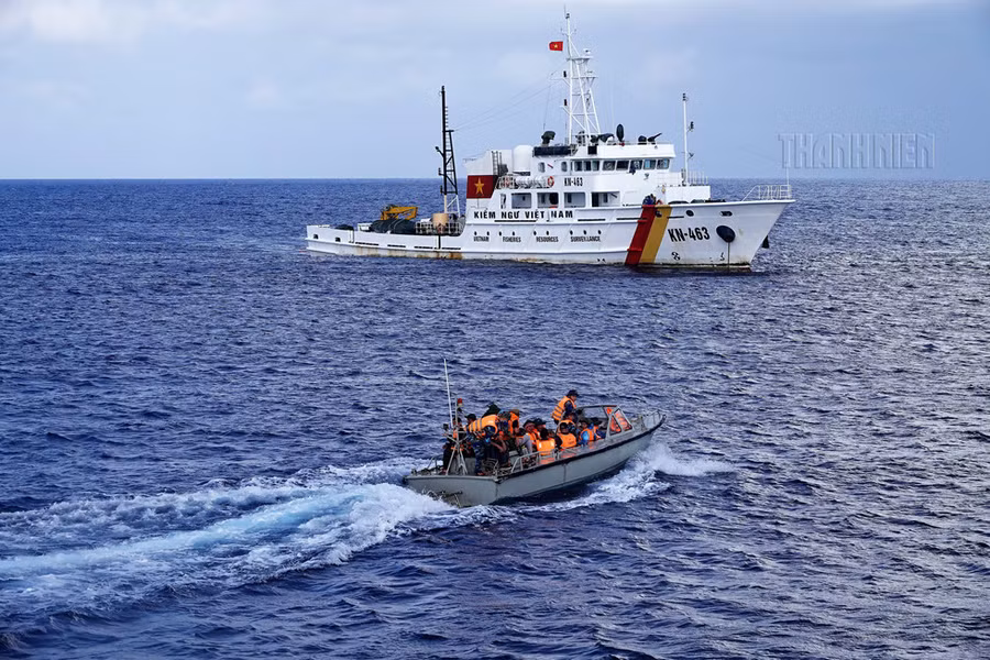  Tàu KN-463 của Chi đội Kiểm ngư 4 làm nhiệm vụ trực bảo vệ chủ quyền, bảo vệ ngư trường - ngư dân khai thác thủy sản... tại khu vực đảo Đá Lớn (Trường Sa, Khánh Hòa). Ảnh: Mai Thanh Hải