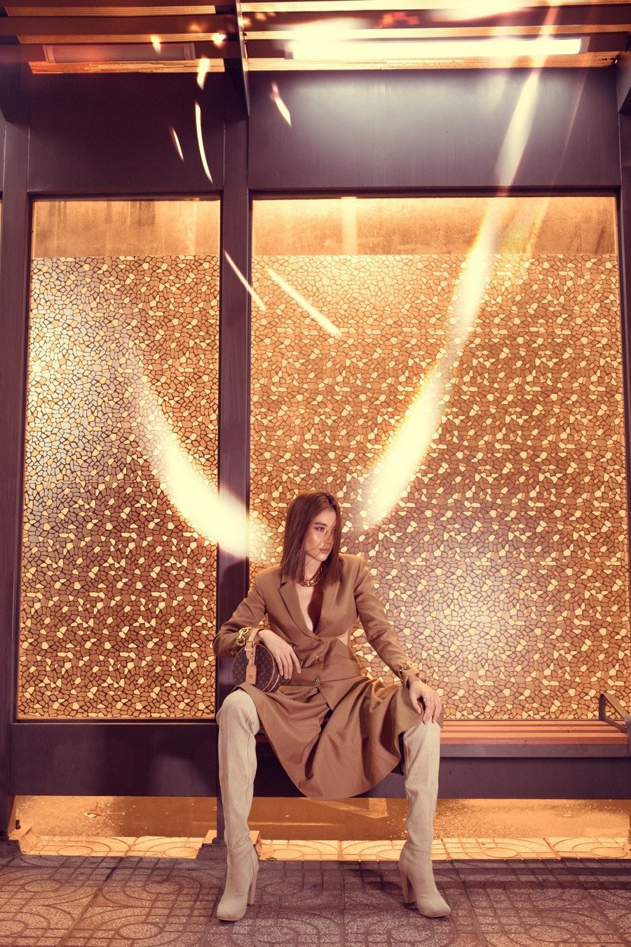 Mặc dù khoác lên mình những bộ cánh xinh đẹp cùng phụ kiện và túi xách hàng hiệu nhưng Nam Anh cho biết đang đi "đánh ghen" nên mặt lúc nào cũng lạnh lùng và có chút ngang tàn. Dòng chia sẻ đi "đánh ghen" trên Facebook của người đẹp cũng nhanh chóng được chú ý và tạo sự thú vị cho người xem, rất nhiều người hâm mộ dành lời có cánh cho nhan sắc của Nam Anh. Ảnh: Đại Dương  Mặc dù khoác lên mình những bộ cánh xinh đẹp cùng phụ kiện và túi xách hàng hiệu nhưng Nam Anh cho biết đang đi