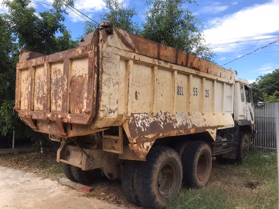  Chiếc xe tải đã hết niên hạn sử dụng nhưng vẫn được lưu hành. Ảnh: Văn Ngọc 