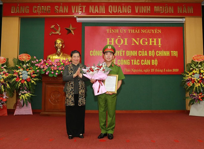 Bà Tòng Thị Phóng, Ủy viên Bộ Chính trị, Phó Bí thư Đảng đoàn, Phó Chủ tịch Thường trực Quốc hội, tặng hoa chúc mừng ông Trần Quốc Tỏ, Ủy viên Trung ương Đảng, Thứ trưởng Bộ Công an - Ảnh: Báo Thái Nguyên Bà Tòng Thị Phóng, Ủy viên Bộ Chính trị, Phó Bí thư Đảng đoàn, Phó Chủ tịch Thường trực Quốc hội, tặng hoa chúc mừng ông Trần Quốc Tỏ, Ủy viên Trung ương Đảng, Thứ trưởng Bộ Công an - Ảnh: Báo Thái Nguyên