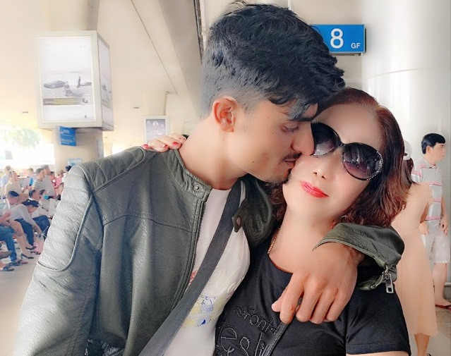 Cô Lệ Hoa cùng Joni tại nhà sân bay kihi gặp nhau - Ảnh: Lê Lâm