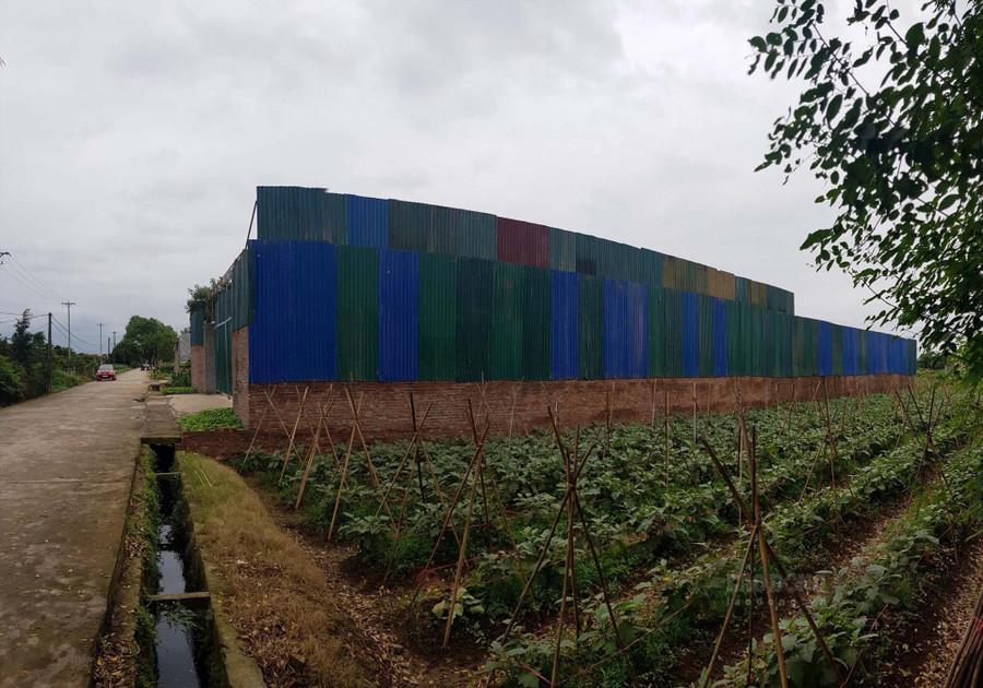 Nhà xưởng rộng hàng nghìn m2 trên đất nông nghiệp. Ảnh: Cường Ngô