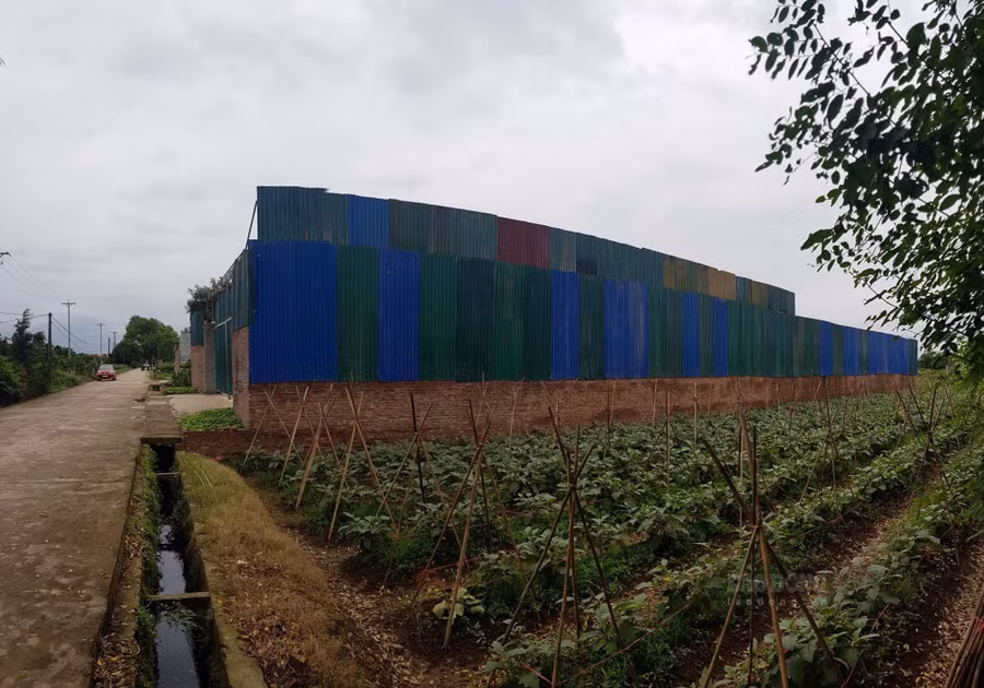 Nhà xưởng rộng hàng nghìn m2 trên đất nông nghiệp. Ảnh: Cường Ngô