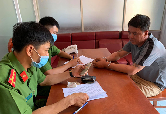 Công an đang lấy lời khai đối tượng Trần Thanh Tâm.