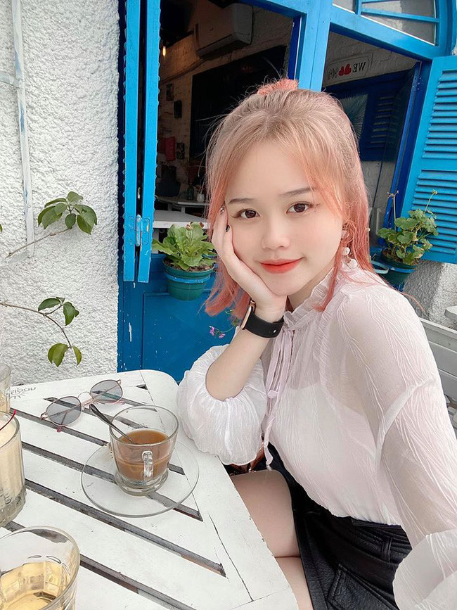 Huỳnh Anh dường như yêu chuộng những bộ trang phục mang màu sắc đơn giản như trắng, đen.