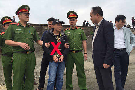 Công an TP Hà Nội dẫn giải đối tượng Trần Hữu Trung (mũ đen) tìm tang vật vụ án.