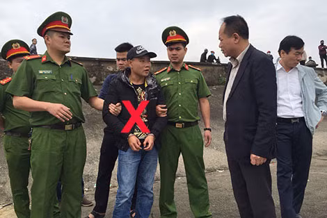 Công an TP Hà Nội dẫn giải đối tượng Trần Hữu Trung (mũ đen) tìm tang vật vụ án.