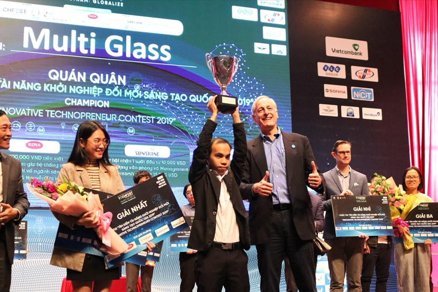 Dự án khởi nghiệp của Lê Hoàng Anh nhận giải thưởng giải quán quân tại cuộc thi Tìm kiếm Tài năng khởi nghiệp đổi mới sáng tạo Quốc gia - Techfest 2019. Ảnh: Nhân vật cung cấp