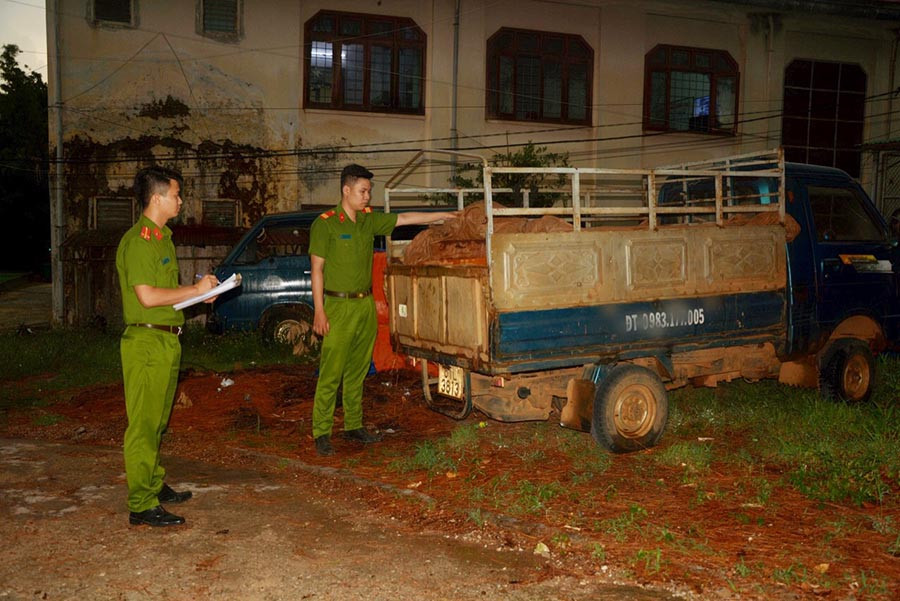  Lực lượng Công an kiểm tra phương tiện, tang vật vụ án. Ảnh: T.T
