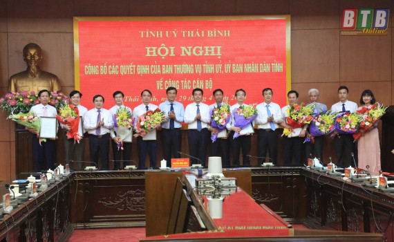 Lãnh đạo tỉnh Thái Bình trao quyết định và chúc mừng các cán bộ được điều động, bổ nhiệm chức vụ mới. Lãnh đạo tỉnh Thái Bình trao quyết định và chúc mừng các cán bộ được điều động, bổ nhiệm chức vụ mới.
