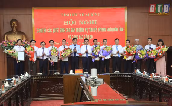  Lãnh đạo tỉnh Thái Bình trao quyết định và chúc mừng các cán bộ được điều động, bổ nhiệm chức vụ mới.