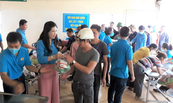 Bà Trần Lệ Nhung-Chủ tịch Liên đoàn Lao động tỉnh trao quà cho công nhân nghèo tại Chi nhánh Công ty TNHH Olam Gia Lai. Ảnh: Đ.Y Bà Trần Lệ Nhung-Chủ tịch Liên đoàn Lao động tỉnh trao quà cho công nhân nghèo tại Chi nhánh Công ty TNHH Olam Gia Lai. Ảnh: Đ.Y
