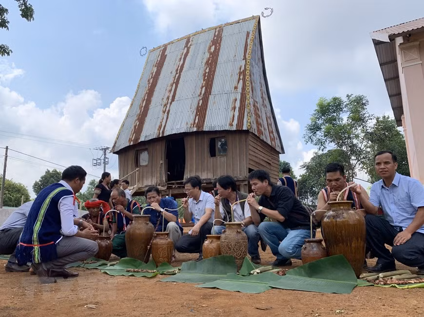 Sau lễ cúng, các thực khách cùng dân làng vui lễ rượu cần mừng cho một vụ mùa mới tốt tươi. (Ảnh: Quang Thái/TTXVN)