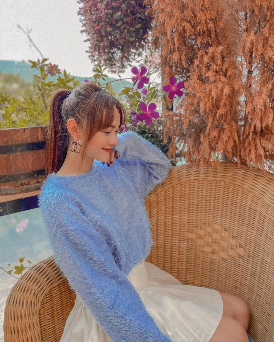 Minh Hằng du lịch Đà Lạt nhân dịp nghỉ lễ: “Đà Lạt ta về tìm trái thông. Tìm thông chợt thấy má em hồng”. Minh Hằng du lịch Đà Lạt nhân dịp nghỉ lễ: “Đà Lạt ta về tìm trái thông. Tìm thông chợt thấy má em hồng”.