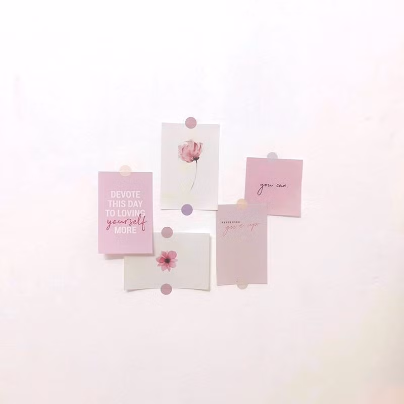 Đồ trang trí màu hồng.