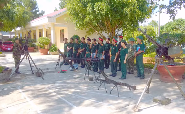 Ban Chỉ huy Quân sự TP. Pleiku huấn luyện súng máy phòng không 12,7 mm cho lực lượng trực phòng không kiêm nhiệm. Ảnh: A.H