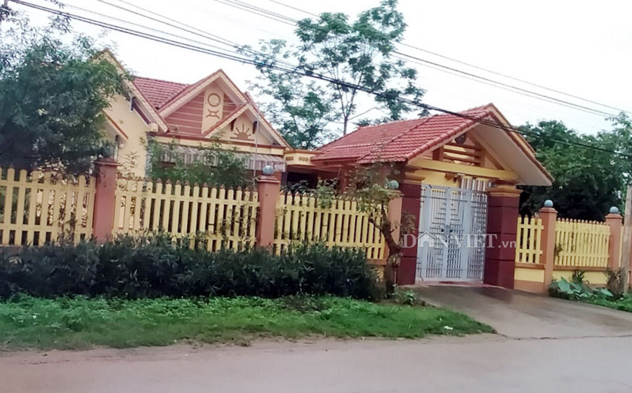 Ngôi nhà khá đàng hoàng của vợ chồng ông Trương Công Thức, Phó Bí thư Đảng ủy xã Cẩm Phú, huyện Thiệu Hoá. Ngôi nhà khá đàng hoàng của vợ chồng ông Trương Công Thức, Phó Bí thư Đảng ủy xã Cẩm Phú, huyện Thiệu Hoá.