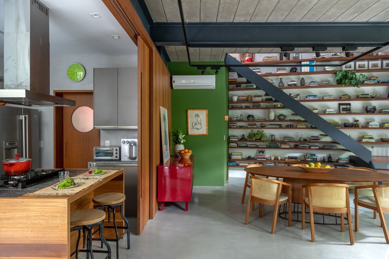 Ở tầng trệt, các khu vực bao gồm tiếp khách, nấu nướng và ăn uống đặt cạnh nhau để các thành viên trong nhà dù có làm gì thì vẫn có thể nhìn thấy nhau.