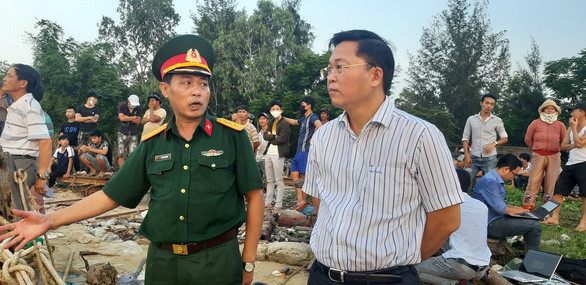 Ông Lê Trí Thanh - chủ tịch UBND tỉnh Quảng Nam (phải) - có mặt tại hiện trường để chỉ đạo tìm kiếm người mất tích - Ảnh: LÊ TRUNG Ông Lê Trí Thanh - chủ tịch UBND tỉnh Quảng Nam (phải) - có mặt tại hiện trường để chỉ đạo tìm kiếm người mất tích - Ảnh: LÊ TRUNG